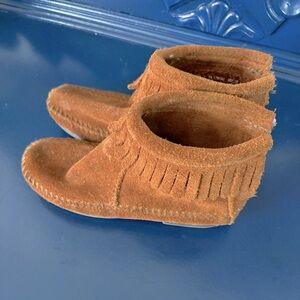 Minnetonka Kids Moccasins in Brown Suede